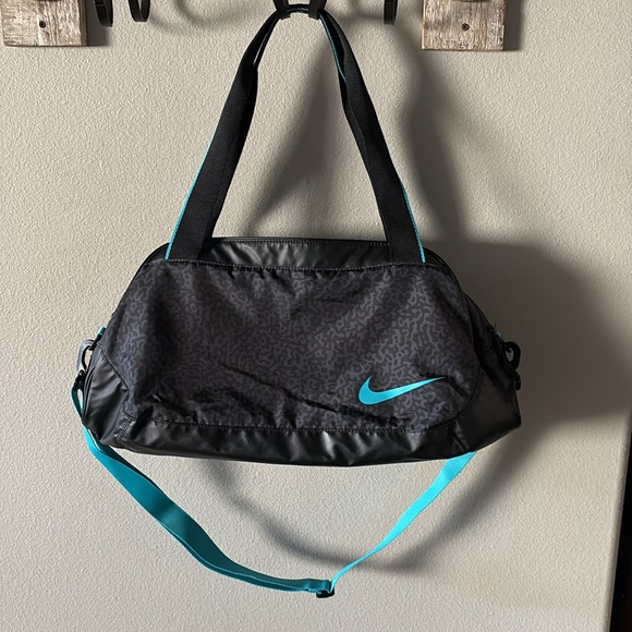 Woman’s Nike c72 Gym/ Duffel Bag excellent almost new. - Picture 1 of 8
